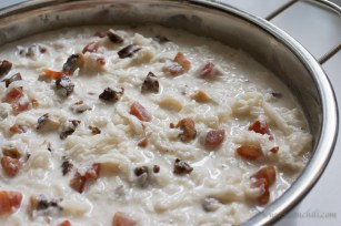 Mixing Chinese turnip ingredients